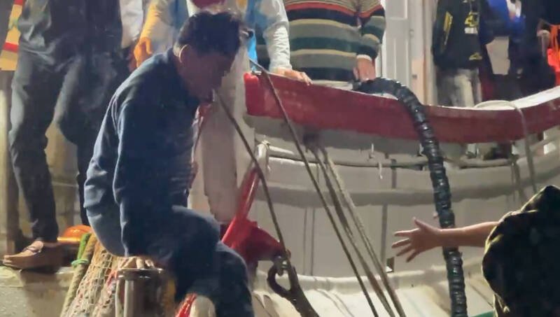 洪添进与船员们获救后,今日凌晨返回八斗子渔港。(记者吴升儒翻摄) 洪添进与船员们获救后,今日凌晨返回八斗子渔港。(记者吴升儒翻摄)