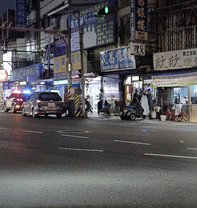 台南市安南区安和路上一家银楼,27日下午惊传遭抢走13两重黄金,警方到场调查。(取自网路) 台南市安南区安和路上一家银楼,27日下午惊传遭抢走13两重黄金,警方到场调查。(取自网路)