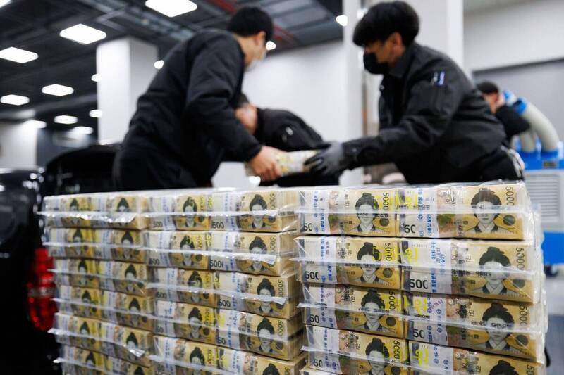 南韩首尔警方拦下横越马路的7旬老翁,没想到对方是诈骗96亿韩元的通缉犯。韩钞示意图。(彭博) 南韩首尔警方拦下横越马路的7旬老翁,没想到对方是诈骗96亿韩元的通缉犯。韩钞示意图。(彭博)