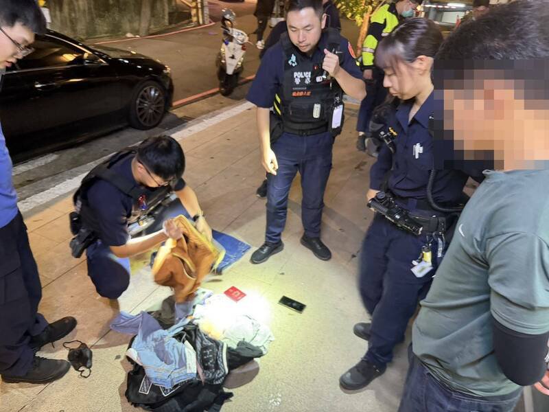 马来西亚18岁许男、26岁罗男以观光名义来台,实则替诈骗集团担任车手工作,警方将两人制伏后,查获赃款20余万元及提款卡。(记者郑淑婷翻摄) 马来西亚18岁许男、26岁罗男以观光名义来台,实则替诈骗集团担任车手工作,警方将两人制伏后,查获赃款20余万元及提款卡。(记者郑淑婷翻摄)