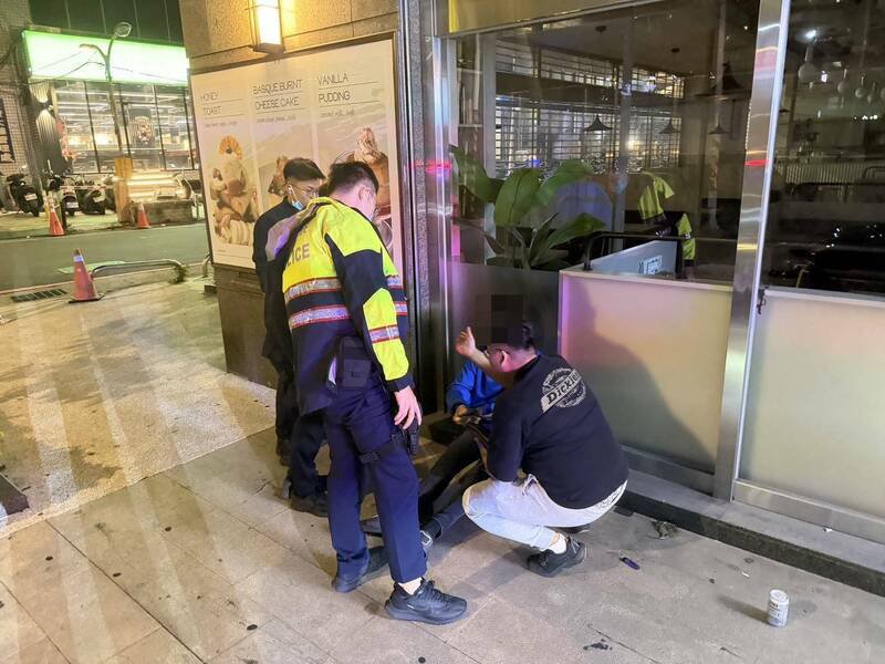 马来西亚18岁许男、26岁罗男(蓝衣者)以观光名义来台,实则替诈骗集团担任车手工作。(记者郑淑婷翻摄) 马来西亚18岁许男、26岁罗男(蓝衣者)以观光名义来台,实则替诈骗集团担任车手工作。(记者郑淑婷翻摄)