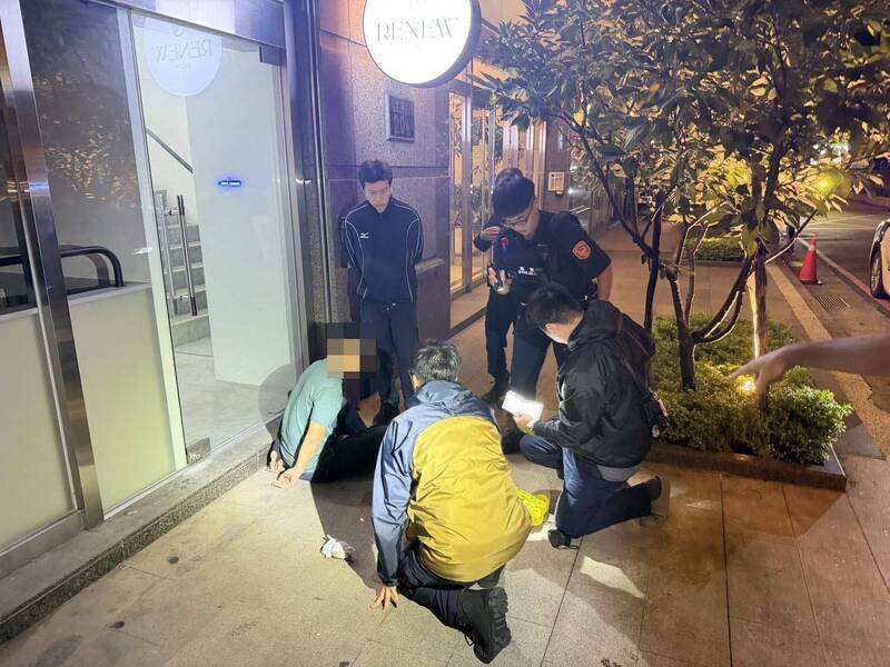 马来西亚18岁许男(绿衣者)、26岁罗男以观光名义来台,实则替诈骗集团担任车手工作。(记者郑淑婷翻摄) 马来西亚18岁许男(绿衣者)、26岁罗男以观光名义来台,实则替诈骗集团担任车手工作。(记者郑淑婷翻摄)