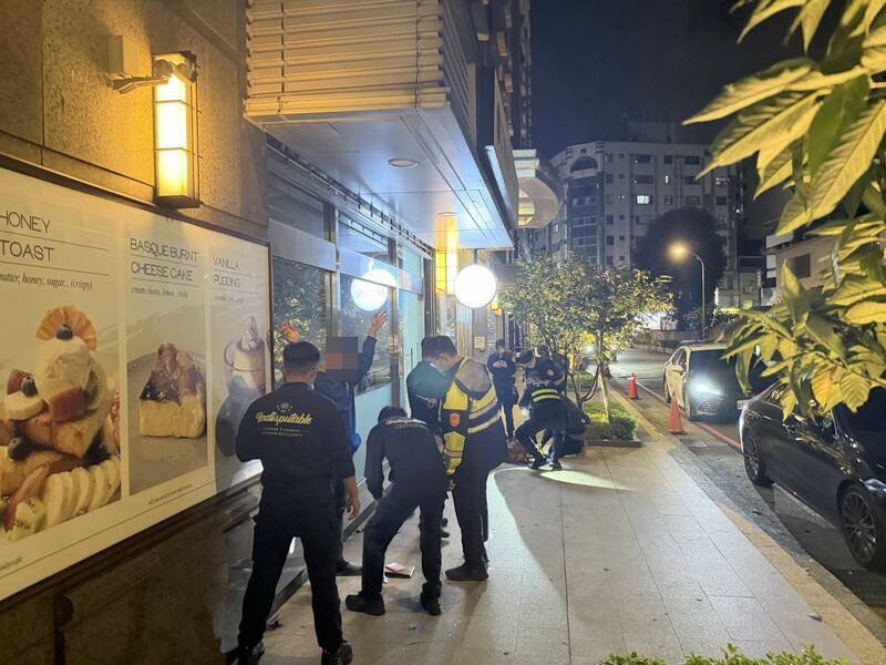 马来西亚18岁许男、26岁罗男以观光名义来台,实则替诈骗集团担任车手工作,警方将两人制伏后,查获赃款20余万元及提款卡。(记者郑淑婷翻摄) 马来西亚18岁许男、26岁罗男以观光名义来台,实则替诈骗集团担任车手工作,警方将两人制伏后,查获赃款20余万元及提款卡。(记者郑淑婷翻摄)