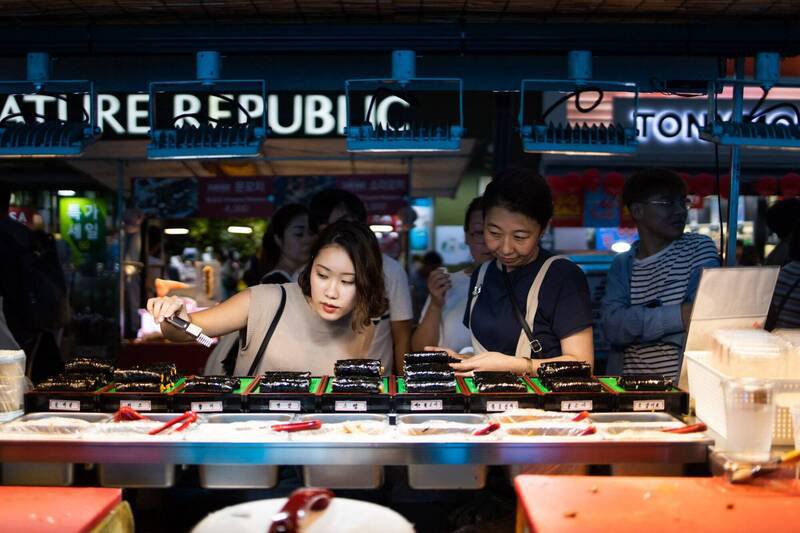 南韩釜山莲堤区贩售海苔饭卷等小吃的餐饮店,发生192名顾客食物中毒事件。南韩海苔饭卷示意图。(彭博) 南韩釜山莲堤区贩售海苔饭卷等小吃的餐饮店,发生192名顾客食物中毒事件。南韩海苔饭卷示意图。(彭博)