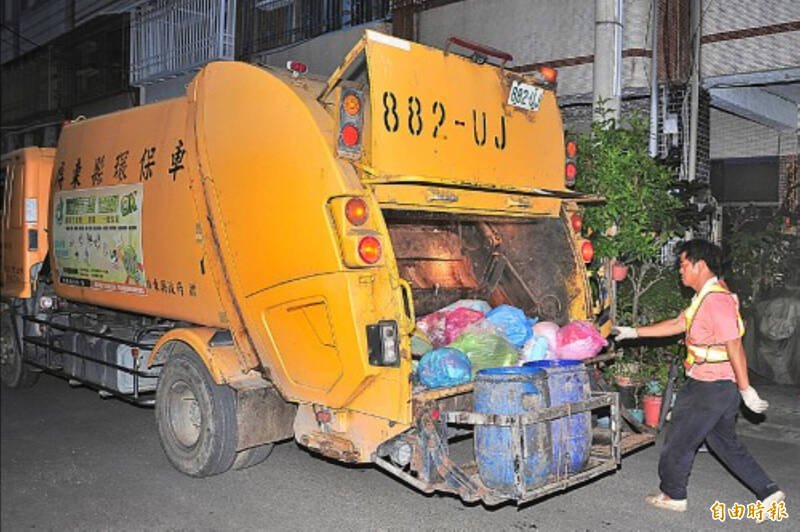 屏东县清洁队卖官案近年已4起,清洁队员每天面对民众,并非轻松工作。图片人物与新闻无关。(资料照,记者蔡宗宪摄) 屏东县清洁队卖官案近年已4起,清洁队员每天面对民众,并非轻松工作。图片人物与新闻无关。(资料照,记者蔡宗宪摄)