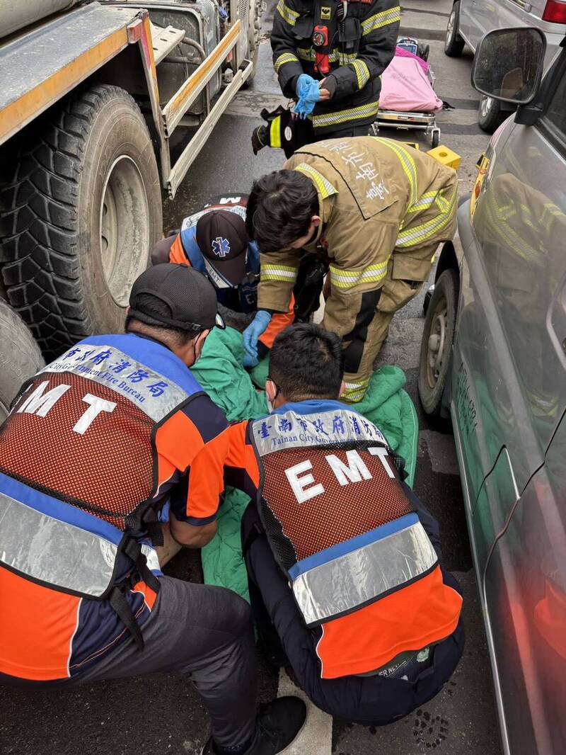 老妇右前臂遭混凝土车辗断,救护人员展开急救。(民众提供) 老妇右前臂遭混凝土车辗断,救护人员展开急救。(民众提供)