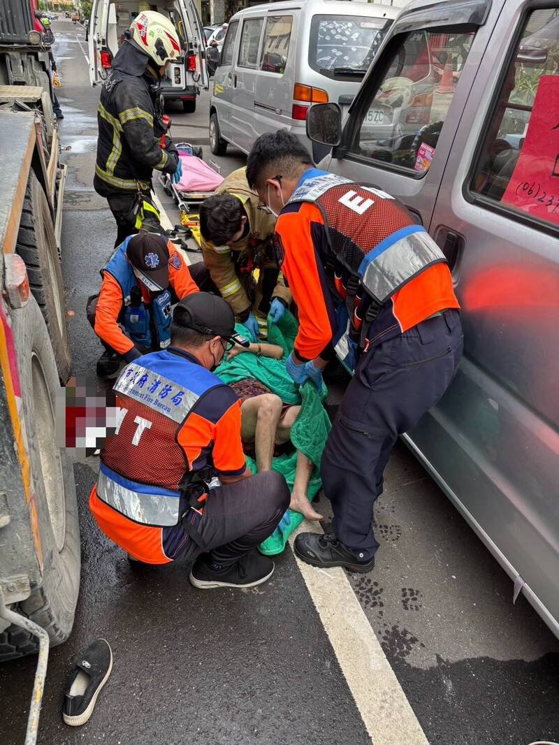 老妇右前臂遭混凝土车辗断,救护人员展开急救。(民众提供) 老妇右前臂遭混凝土车辗断,救护人员展开急救。(民众提供)