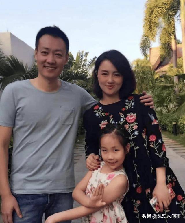 辛柏青吃饭被偶遇 瘦了老了破碎感太强 一旁李乃文不停给他夹菜