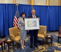 安倍昭惠当面赠送川普自创画作 传递和平信息