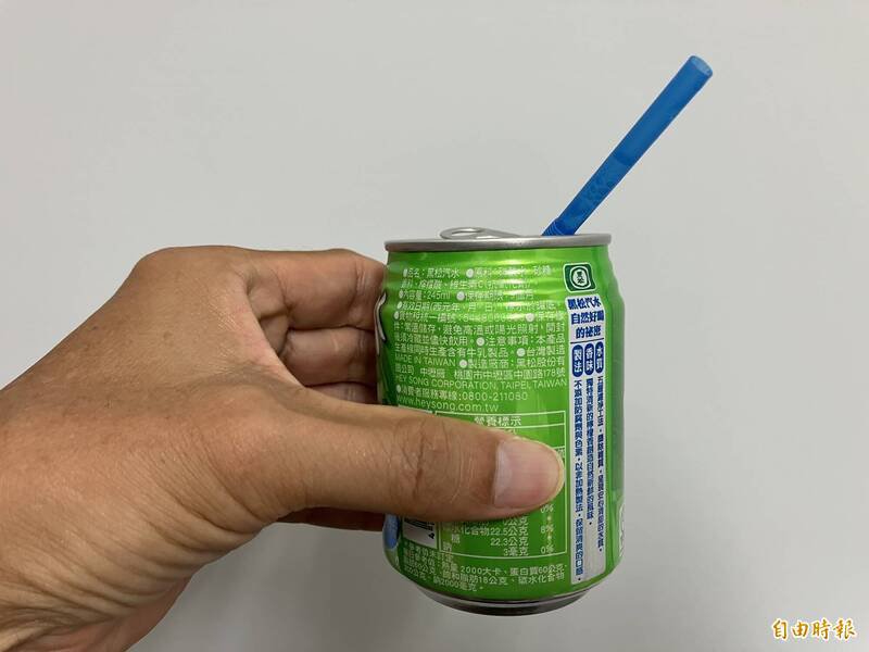 男女共饮一杯饮料,法院认定不算亲密互动。示意图。(记者蔡清华摄) 男女共饮一杯饮料,法院认定不算亲密互动。示意图。(记者蔡清华摄)