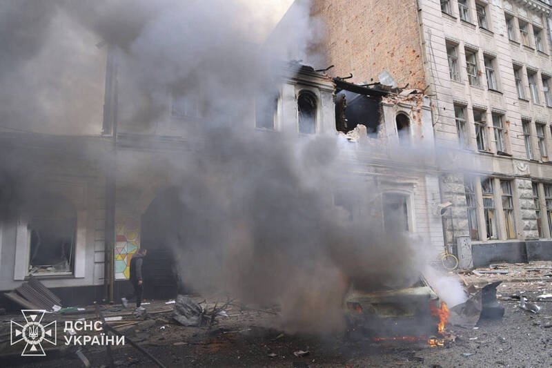 乌克兰哈尔科夫一处幼儿园22日遭俄军无人机攻击。(美联社档案照) 乌克兰哈尔科夫一处幼儿园22日遭俄军无人机攻击。(美联社档案照)