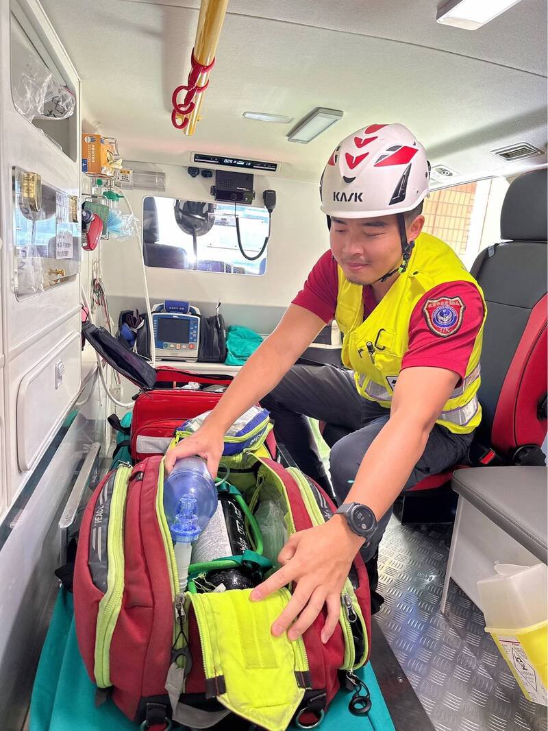 圳顶分队高级救护技术员黄奕豪1月2次出勤,急救2名OCHA患者送医前恢复呼吸心跳。(记者李容萍翻摄) 圳顶分队高级救护技术员黄奕豪1月2次出勤,急救2名OCHA患者送医前恢复呼吸心跳。(记者李容萍翻摄)