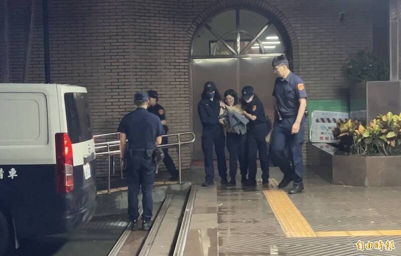 图为简女在法警戒护下上囚车。(记者刘咏韵摄) 图为简女在法警戒护下上囚车。(记者刘咏韵摄)