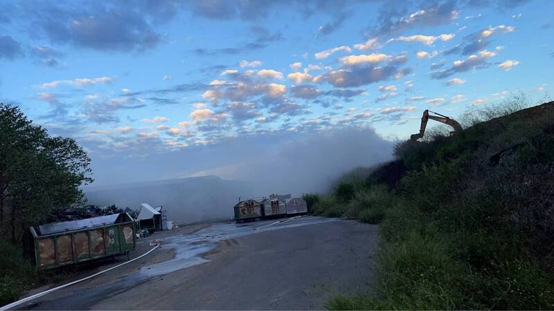 苗栗市西山垃圾掩埋场,今(29)日清晨4点多发生火警,苗栗县政府消防局获报后,派遣消防人车前往灌救,目前火势控制,燃烧范围约1000平方公尺。(图由民众提供) 苗栗市西山垃圾掩埋场,今(29)日清晨4点多发生火警,苗栗县政府消防局获报后,派遣消防人车前往灌救,目前火势控制,燃烧范围约1000平方公尺。(图由民众提供)