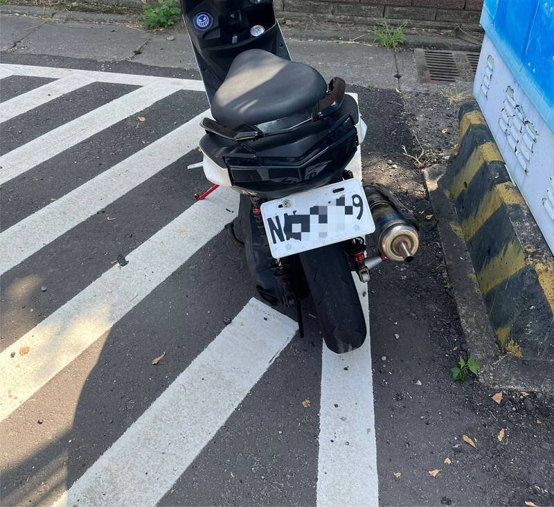 拚装机车挂假车牌被逮。(警方提供) 拚装机车挂假车牌被逮。(警方提供)
