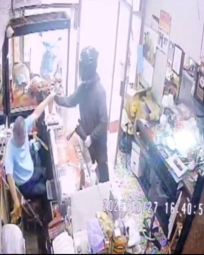 36岁黄姓男抢嫌走进银楼店内先拿辣椒水喷银楼老板。(民众提供) 36岁黄姓男抢嫌走进银楼店内先拿辣椒水喷银楼老板。(民众提供)