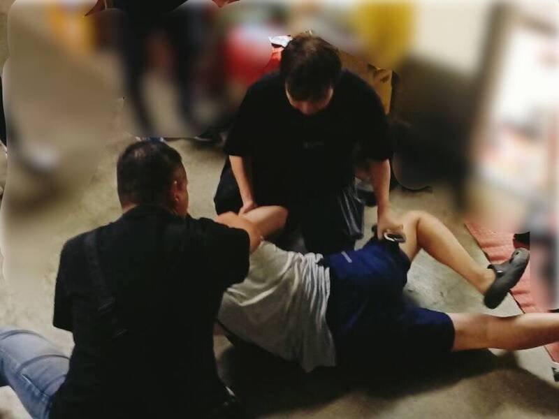 警方逮捕制伏36岁的黄姓男抢嫌。(民众提供) 警方逮捕制伏36岁的黄姓男抢嫌。(民众提供)