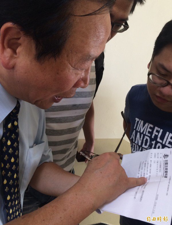 国民党立法院党团书记长林德福出示法条说明。(记者吕伊萱摄) 国民党立法院党团书记长林德福出示法条说明。(记者吕伊萱摄)