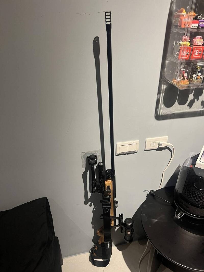 桃园市中坜警分局会同基隆市刑警大队、第四分局及宜兰县警局共组专案小组,在宜兰县五结乡及大同乡查获张姓男子非法持有土制猎枪。(警方提供) 桃园市中坜警分局会同基隆市刑警大队、第四分局及宜兰县警局共组专案小组,在宜兰县五结乡及大同乡查获张姓男子非法持有土制猎枪。(警方提供)