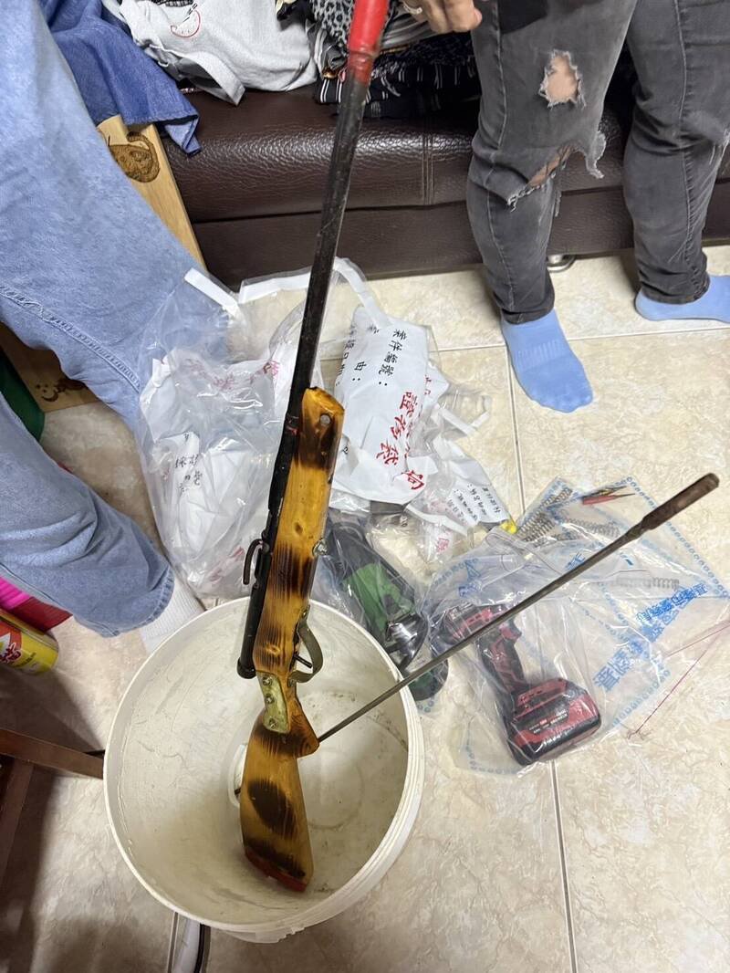 桃园市中坜警分局会同基隆市刑警大队、第四分局及宜兰县警局共组专案小组,在宜兰县五结乡及大同乡查获张姓男子非法持有土制猎枪。(警方提供) 桃园市中坜警分局会同基隆市刑警大队、第四分局及宜兰县警局共组专案小组,在宜兰县五结乡及大同乡查获张姓男子非法持有土制猎枪。(警方提供)