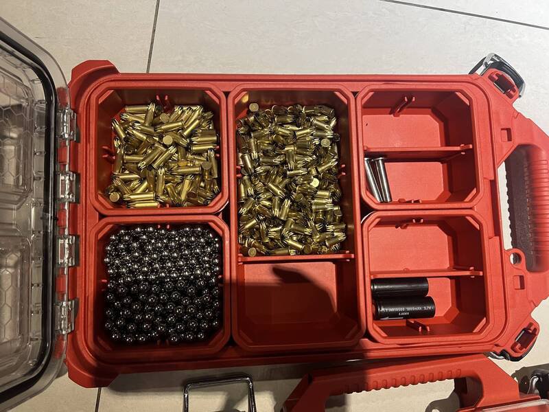 桃园市中坜警分局会同基隆市刑警大队、第四分局及宜兰县警局共组专案小组,在宜兰县五结乡及大同乡查获张姓男子持有非制式火药长枪2支、枪管2支、弹簧、通枪条、钢珠。(警方提供) 桃园市中坜警分局会同基隆市刑警大队、第四分局及宜兰县警局共组专案小组,在宜兰县五结乡及大同乡查获张姓男子持有非制式火药长枪2支、枪管2支、弹簧、通枪条、钢珠。(警方提供)