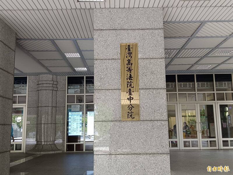 陈姓补教狼师遭判刑12年上诉二审,近日开庭称要照顾妻小、母亲,并筹钱赔被害人希望停押,不过台中高分院法官认为有逃亡之虞,裁定延押2月。(记者陈建志摄) 陈姓补教狼师遭判刑12年上诉二审,近日开庭称要照顾妻小、母亲,并筹钱赔被害人希望停押,不过台中高分院法官认为有逃亡之虞,裁定延押2月。(记者陈建志摄)