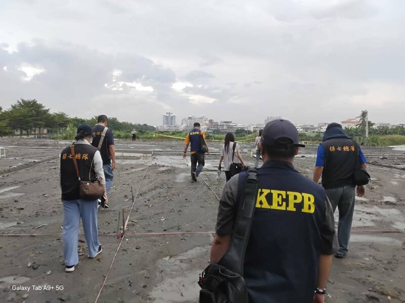 高雄大寮区山仔顶段农地遭不法集团回填建筑事业废弃物,雄检昨天发动搜索,带回司机、清运业者等19人到案。(读者提供) 高雄大寮区山仔顶段农地遭不法集团回填建筑事业废弃物,雄检昨天发动搜索,带回司机、清运业者等19人到案。(读者提供)