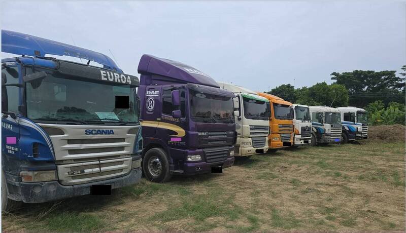 雄检昨在高雄及云林等地共16处执行搜索,当场查扣13辆曳引车。(读者提供) 雄检昨在高雄及云林等地共16处执行搜索,当场查扣13辆曳引车。(读者提供)