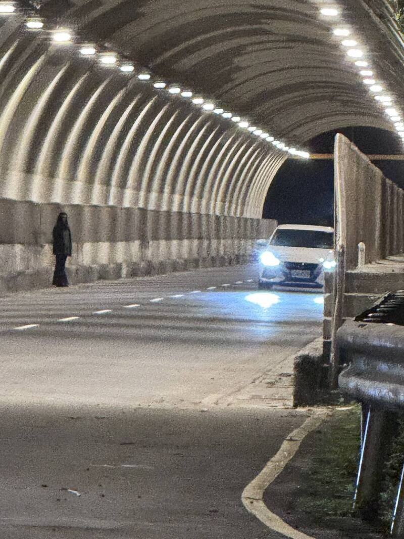 基隆市一名赖姓男子于本月26日晚间经过中山隧道时,竟看到正面、对著车道而立的「人形鬼影」,吓得他差点摔车。(民众赖先生授权提供) 基隆市一名赖姓男子于本月26日晚间经过中山隧道时,竟看到正面、对著车道而立的「人形鬼影」,吓得他差点摔车。(民众赖先生授权提供)