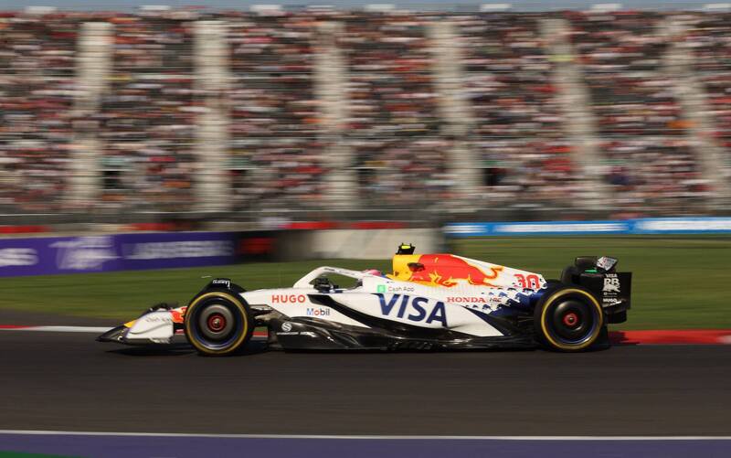 纽西兰车手罗森(Liam Lawson)在比赛途中,险些撞上两名清理碎片的工作人员。(路透) 纽西兰车手罗森(Liam Lawson)在比赛途中,险些撞上两名清理碎片的工作人员。(路透)