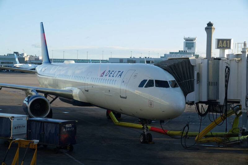 达美航空一名空服员误触紧急逃生滑梯装置,导致滑梯展开,航班因此延误4小时,示意图。(路透) 达美航空一名空服员误触紧急逃生滑梯装置,导致滑梯展开,航班因此延误4小时,示意图。(路透)