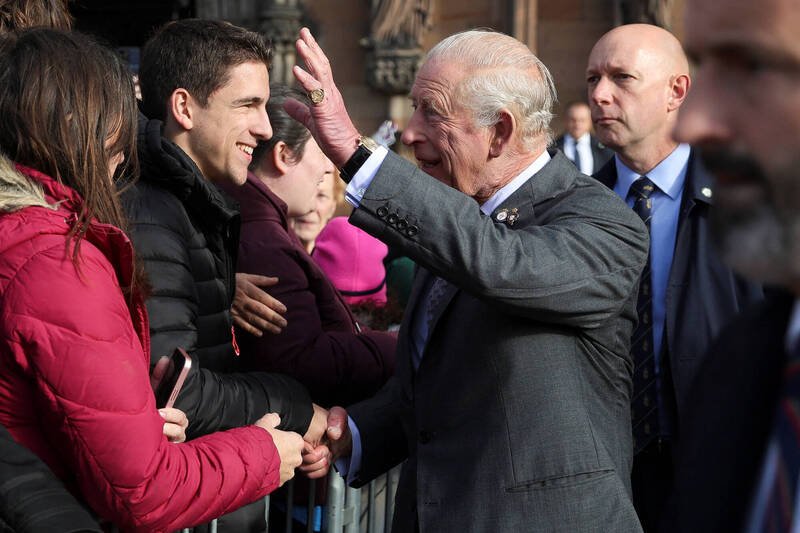 查尔斯三世27日到访英格兰利奇菲大教堂,与民众握手致意。(路透) 查尔斯三世27日到访英格兰利奇菲大教堂,与民众握手致意。(路透)