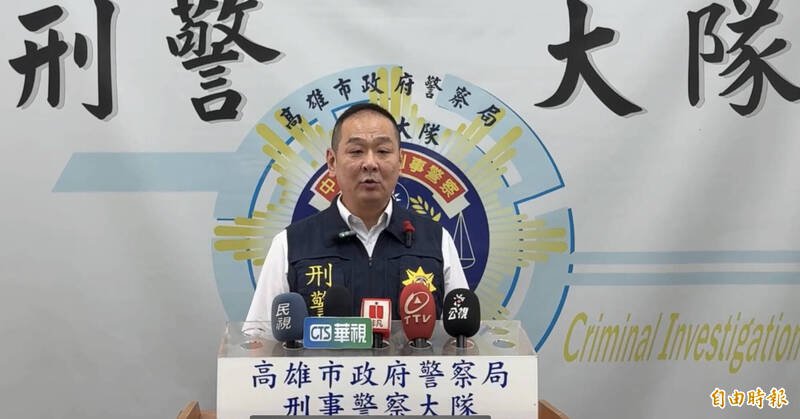 高雄刑大揭露AI假警诈骗手法,警务正林明龙教民众如何识破假警。(记者黄良杰摄) 高雄刑大揭露AI假警诈骗手法,警务正林明龙教民众如何识破假警。(记者黄良杰摄)