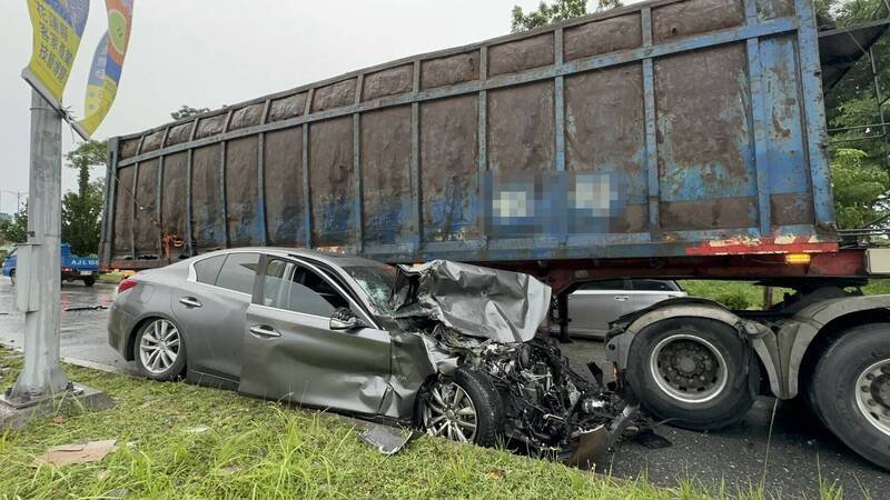 花莲县新城乡台9线184.5公里处,联结车逆向撞上二辆汽车。(民众提供) 花莲县新城乡台9线184.5公里处,联结车逆向撞上二辆汽车。(民众提供)