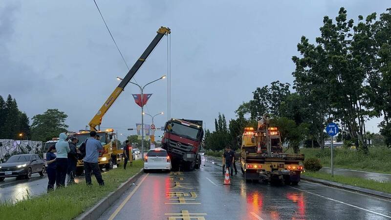 花莲县新城乡台9线184.5公里处,联结车逆向撞上二辆汽车。(民众提供) 花莲县新城乡台9线184.5公里处,联结车逆向撞上二辆汽车。(民众提供)