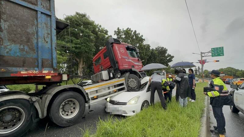 花莲县新城乡台9线184.5公里处,联结车逆向撞上二辆汽车。(民众提供) 花莲县新城乡台9线184.5公里处,联结车逆向撞上二辆汽车。(民众提供)