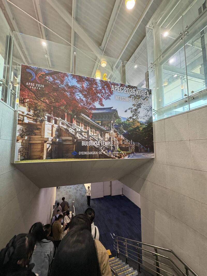 釜山金海机场贴满各种结合庆州景点宣传的APEC 2025 KOREA海报。(记者黄靖媗摄) 釜山金海机场贴满各种结合庆州景点宣传的APEC 2025 KOREA海报。(记者黄靖媗摄)