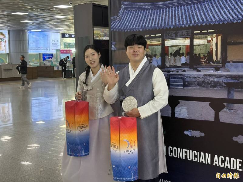 一踏进釜山金海机场,就能看到手持灯笼、身穿传统韩服的迎宾人员。(记者黄靖媗摄) 一踏进釜山金海机场,就能看到手持灯笼、身穿传统韩服的迎宾人员。(记者黄靖媗摄)