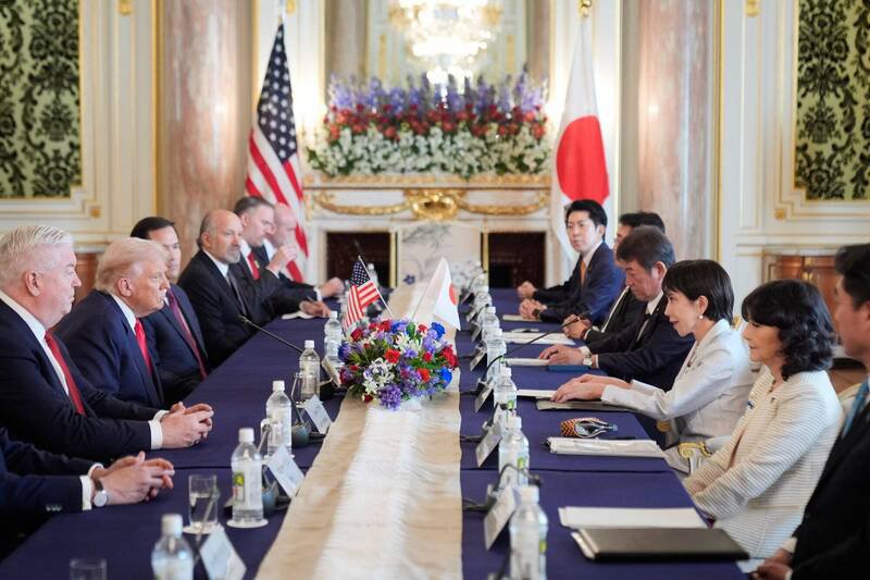 高市早苗今天与川普进行上任后首次面对面会谈。(美联社) 高市早苗今天与川普进行上任后首次面对面会谈。(美联社)