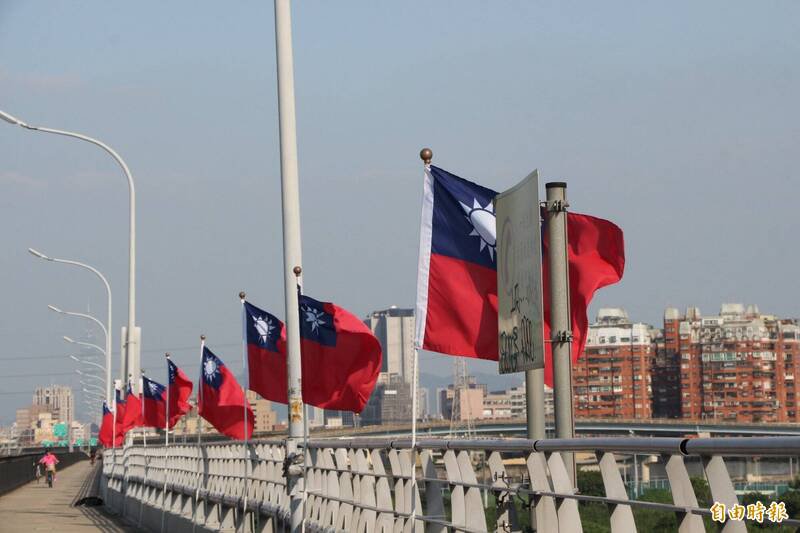 双十国庆前后新北市各大桥梁都悬挂国旗,10年前「台湾国」成员破坏中正桥上的国旗表达政治理念,被追溯刑责,也涉及违宪争议,缠讼至今;图为华江桥。(资料照,记者何玉华摄) 双十国庆前后新北市各大桥梁都悬挂国旗,10年前「台湾国」成员破坏中正桥上的国旗表达政治理念,被追溯刑责,也涉及违宪争议,缠讼至今;图为华江桥。(资料照,记者何玉华摄)