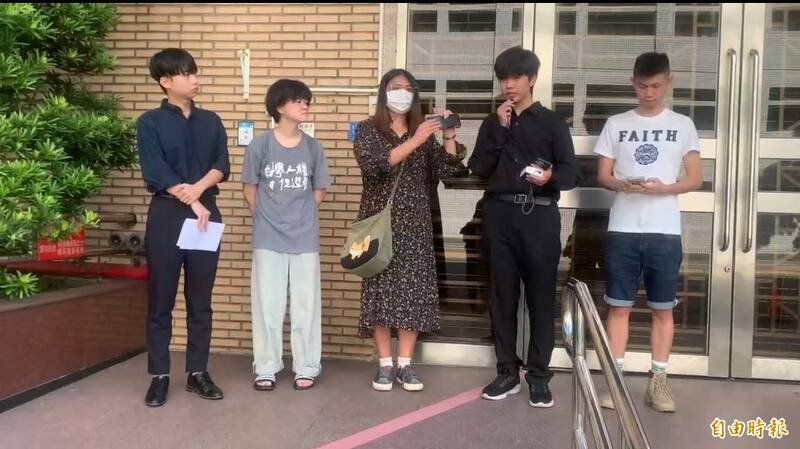 主张台独的台湾国成员陈仪庭、陈妙庭及友人刘珮瑄(中,穿长裙女子)因割损国旗被诉,新北地院简易庭一审判决3人各拘役20天,上诉后,新北地院二审改判均无罪,高院8年前暂停审理,声请释宪,由于宪法法庭遭实质瘫痪,高院重启审理后,今改判3人各拘役15天,可上诉。(记者杨国文摄) 主张台独的台湾国成员陈仪庭、陈妙庭及友人刘珮瑄(中,穿长裙女子)因割损国旗被诉,新北地院简易庭一审判决3人各拘役20天,上诉后,新北地院二审改判均无罪,高院8年前暂停审理,声请释宪,由于宪法法庭遭实质瘫痪,高院重启审理后,今改判3人各拘役15天,可上诉。(记者杨国文摄)