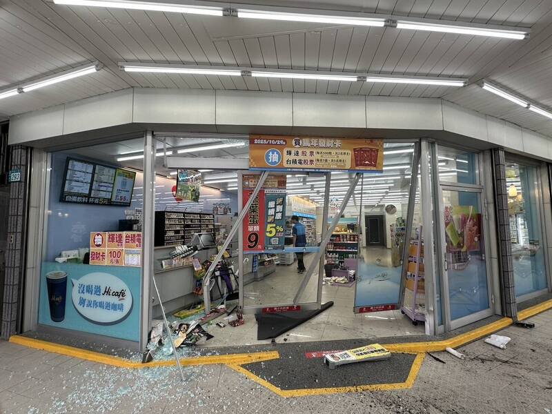 图为超商门口遭撞破。(记者吴仁捷翻摄) 图为超商门口遭撞破。(记者吴仁捷翻摄)