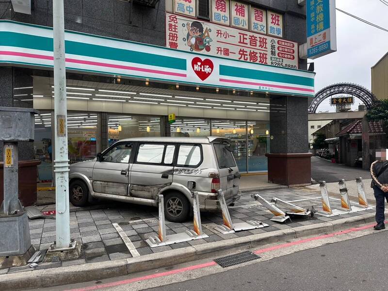 黄姓男子今天无故驾车冲入芦洲一间超商,撞毁公共自行车站架及超商大门、货架,造成车上年迈双亲、胞妹受伤,车祸肇因仍待调查厘清。(记者吴仁捷翻摄) 黄姓男子今天无故驾车冲入芦洲一间超商,撞毁公共自行车站架及超商大门、货架,造成车上年迈双亲、胞妹受伤,车祸肇因仍待调查厘清。(记者吴仁捷翻摄)