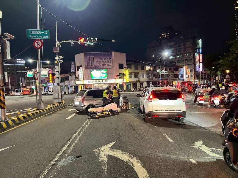 陈男酒驾逆向冲到对向车道,碰撞2汽机车酿4伤。(民众提供) 陈男酒驾逆向冲到对向车道,碰撞2汽机车酿4伤。(民众提供)