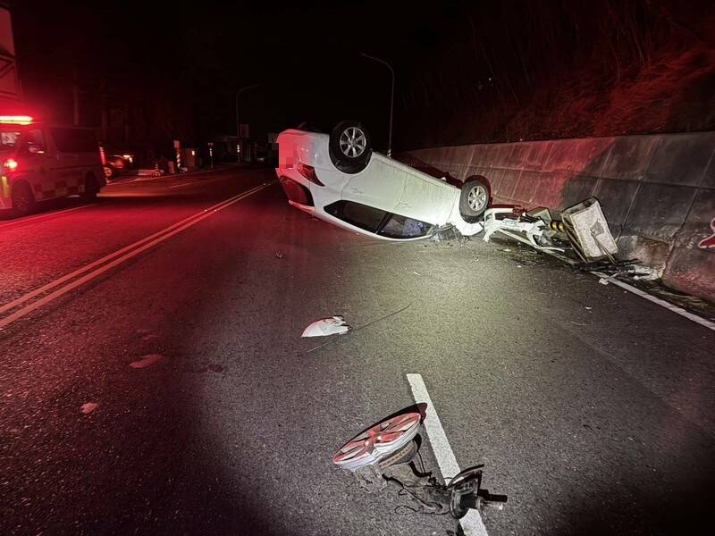 酒驾肇事车辆先撞击路旁公共电器设施,再撞击围墙翻覆。(马公警分局提供) 酒驾肇事车辆先撞击路旁公共电器设施,再撞击围墙翻覆。(马公警分局提供)