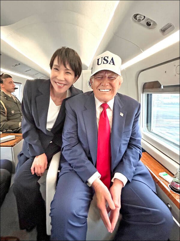 登上「华盛顿号」航空母舰后,两人在美军印太司令帕帕罗上将(右)的陪同下,轻松交谈。川普在随后的演说中,称他与高市已成为「非常亲近的朋友」。(法新社)
 登上「华盛顿号」航空母舰后,两人在美军印太司令帕帕罗上将(右)的陪同下,轻松交谈。川普在随后的演说中,称他与高市已成为「非常亲近的朋友」。(法新社)