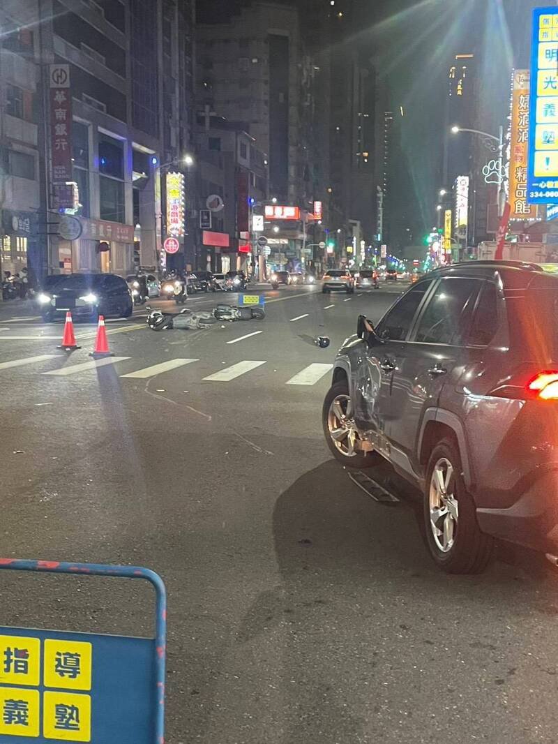 女子擦撞轿车后,又与另部机车碰撞。(民众提供) 女子擦撞轿车后,又与另部机车碰撞。(民众提供)