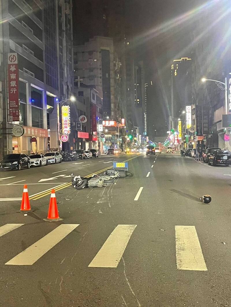 两部机车碰撞后倒地。(民众提供) 两部机车碰撞后倒地。(民众提供)