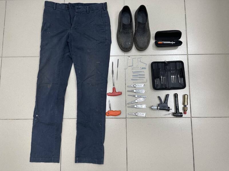 新竹县新湖警分局抽丝剥茧追查,最终逮捕2嫌并查扣相关证物。(新湖警分局提供) 新竹县新湖警分局抽丝剥茧追查,最终逮捕2嫌并查扣相关证物。(新湖警分局提供)