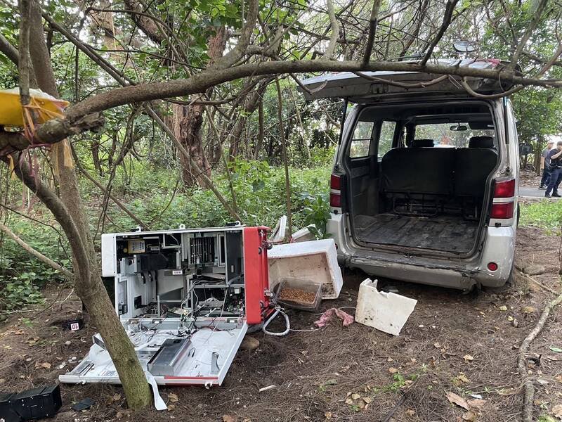 嫌犯将整台虾皮智取机以工具拆卸后搬上车,得手后载往新丰海边弃置于树丛间。(新湖警分局提供) 嫌犯将整台虾皮智取机以工具拆卸后搬上车,得手后载往新丰海边弃置于树丛间。(新湖警分局提供)